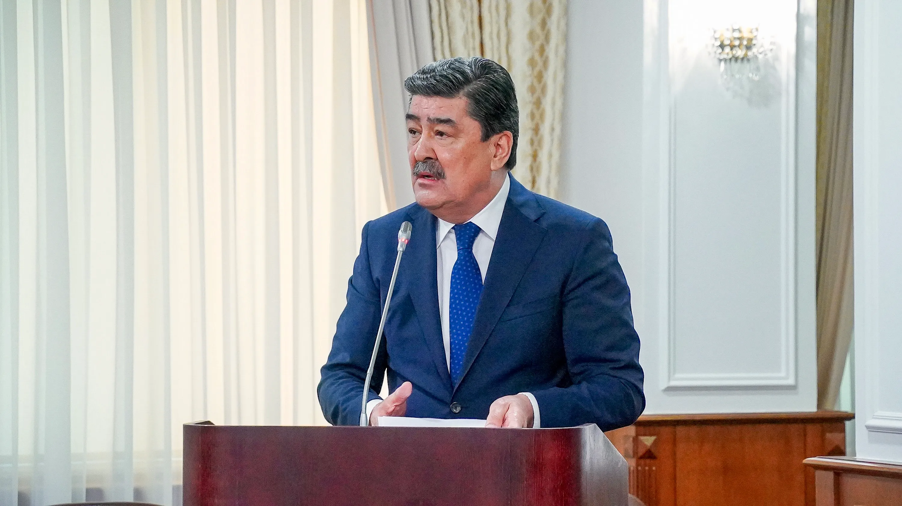 Жуынатын бөлмедегі жасырын камера плунжермен мастурбация бейнені қараңыз