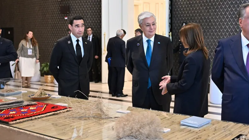 Участникам саммита в Самарканде показали выставку Aral Culture Summit