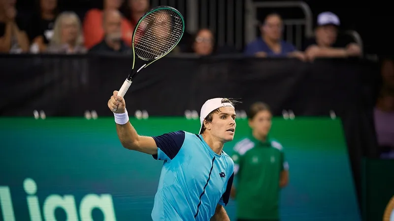 Казахстанский теннисист пробился в четвертьфинал турнира в Мексике