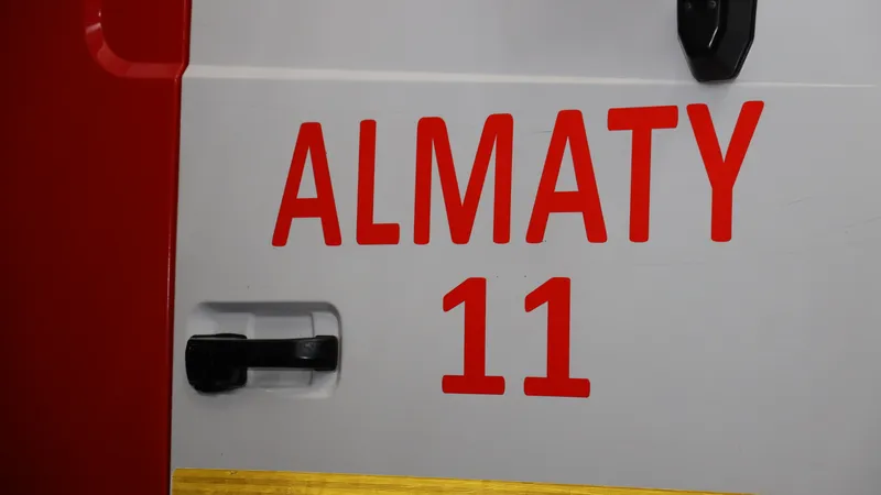 Пожар в многоэтажке в Алматы ликвидировали – кадры с места ЧП