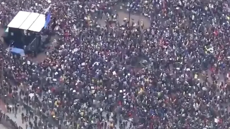 Массовые митинги против Трампа и Маска проходят в США