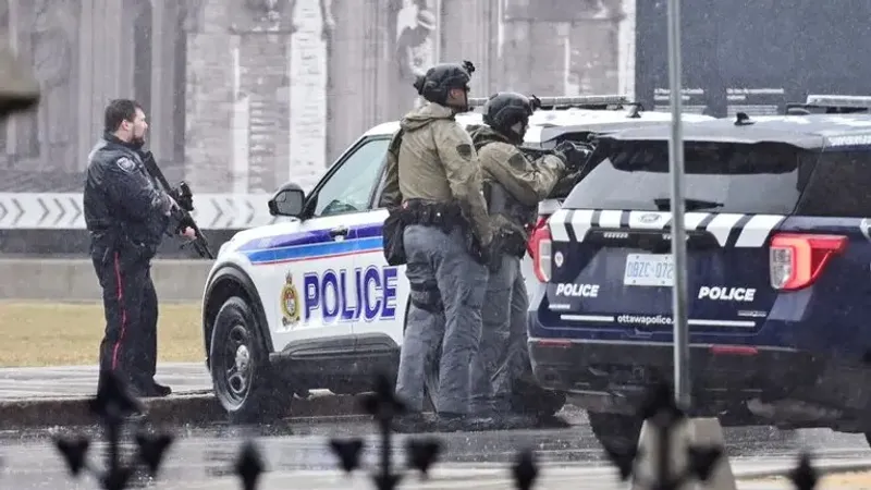 Мужчина на несколько часов заблокировал здание парламента в Канаде