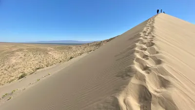 Алтын-Эмель, Алтын Эмель, государственный национальный природный парк Алтын-Эмель, поющий бархан, поющие барханы, туристы, туристические места в Казахстане, природа Казахстана, развитие туризма в Казахстане, фото - Новости Zakon.kz от 04.05.2025 11:26