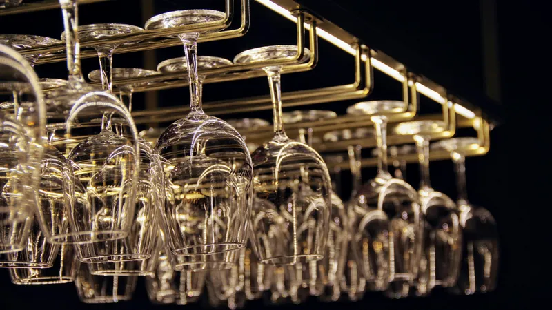 Әлемде ішімдікке сұраныс күрт төмендеп, 22 миллиард доллардың тауары қоймаларда қаңтарылып қалды