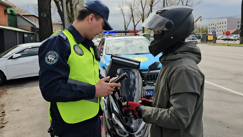Полиция Алматы провела первый рейд по мопедистам без прав, номеров и страховки – фоторепортаж