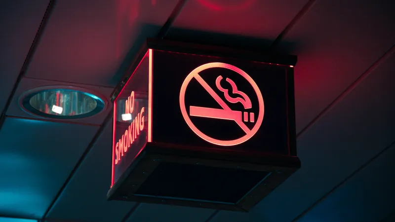 Жителям Франции запретили курить везде на открытом воздухе