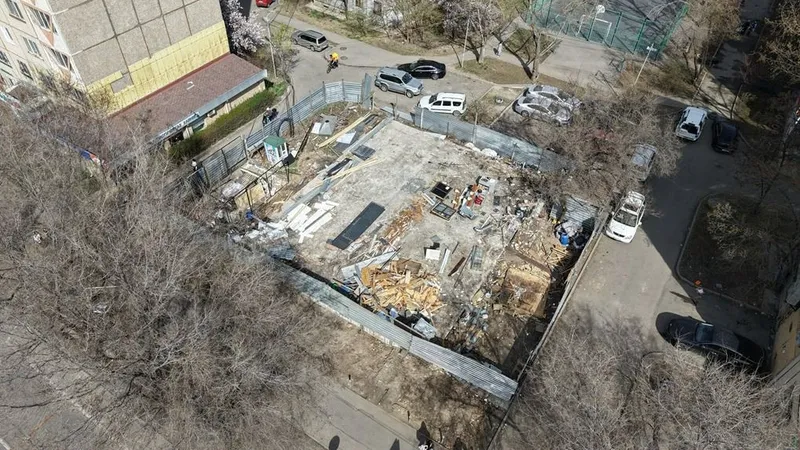 Недостроенный объект демонтируют в Алматы