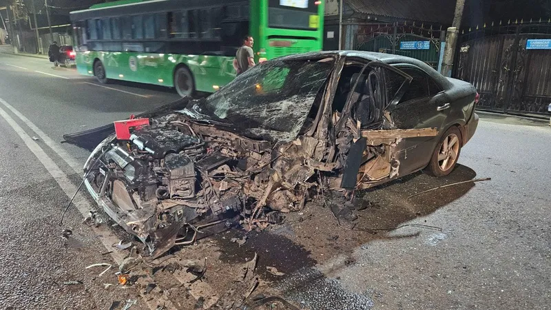 Автомобиль искорежило после столкновения с автобусом в Алматы