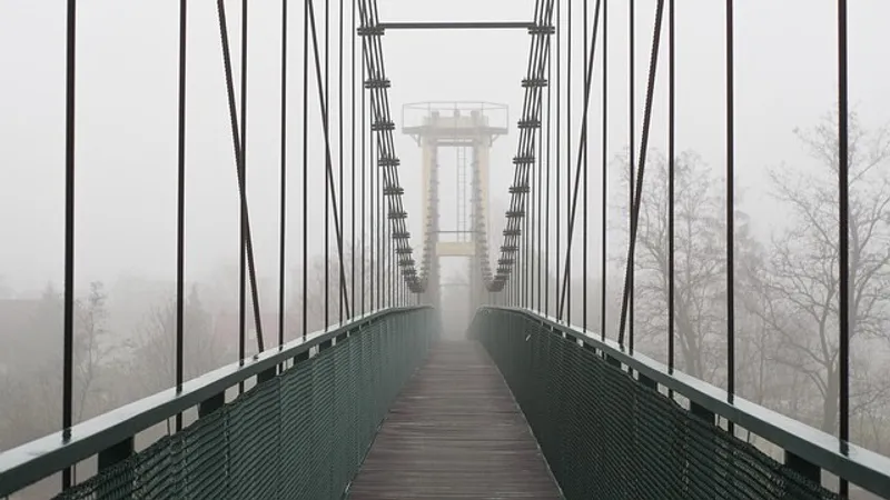 Россиянка погибла, упав с ребенком с подвесного моста
