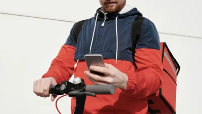 Курьер, курьеры, доставщик, доставщики, курьерская служба, служба доставки, доставка, малый и средний бизнес, малый бизнес, средний бизнес, МСБ, предпринимательство, предприниматели, самозанятый, самозанятые, фото - Новости Zakon.kz от 26.02.2026 00:21