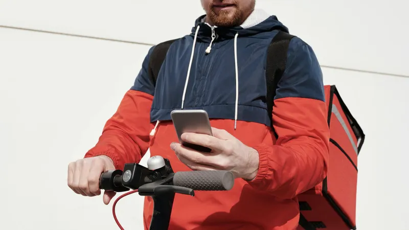 Курьер домогался алматинки в ее квартире: требования к службам доставки усилят