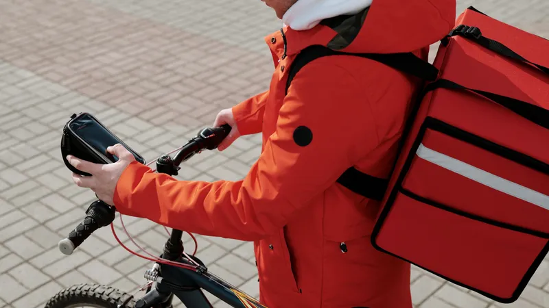 Алматыда полиция курьерлердің жол қозғалысы қағидаларын өрескел бұзу фактілерін жариялады