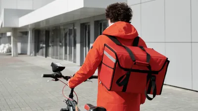 Курьер, курьеры, доставщик, доставщики, курьерская служба, служба доставки, доставка, малый и средний бизнес, малый бизнес, средний бизнес, МСБ, предпринимательство, предприниматели, самозанятый, самозанятые, фото - Новости Zakon.kz от 29.01.2026 13:01