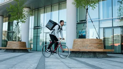 Курьер, курьеры, доставщик, доставщики, курьерская служба, служба доставки, доставка, фото - Новости Zakon.kz от 08.10.2025 06:50