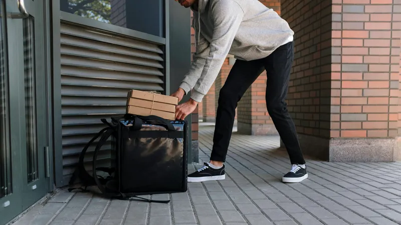 Полиция Алматы "встряхнула" курьерские службы: многие оказались без прав и страховки