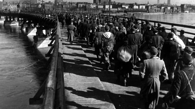 Немецкие солдаты и офицеры, взятые в плен во время штурма Кенигсберга, фото - Новости Zakon.kz от 09.04.2025 16:54