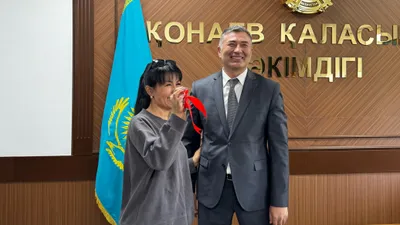 Аким города Конаев вручил ключи от квартир 28 семьям, фото - Новости Zakon.kz от 09.04.2025 13:01
