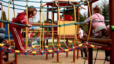 дети играют на детской игровой площадке, фото - Новости Zakon.kz от 10.04.2025 20:29