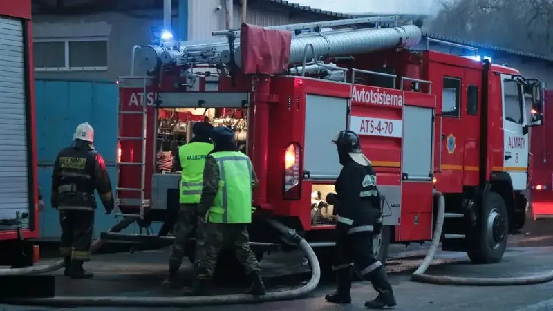 Пожарная машина перевернулась в результате ДТП в Павлодаре