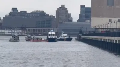 вертолет рухнул около пирса, фото - Новости Zakon.kz от 11.04.2025 01:19