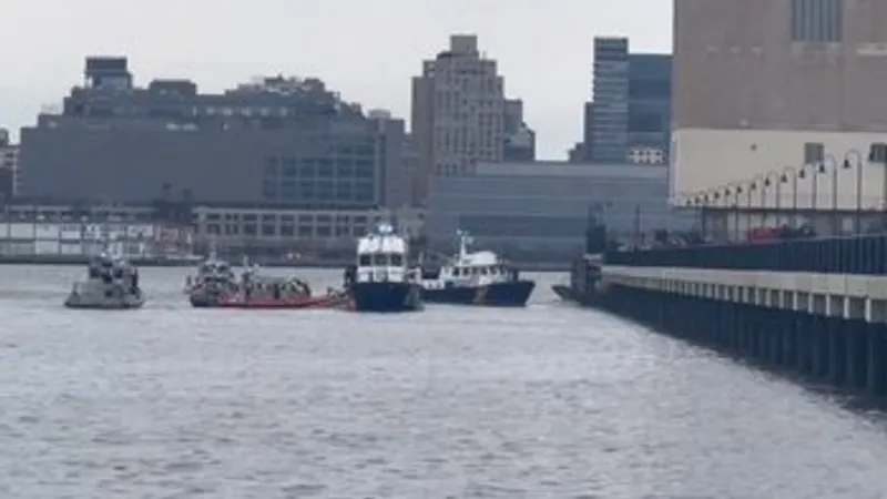 Вертолет рухнул в реку около пирса в одном из городов США