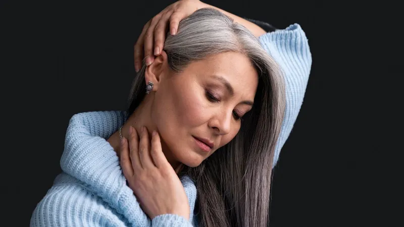 Почему появляются седые волосы и как с этим бороться