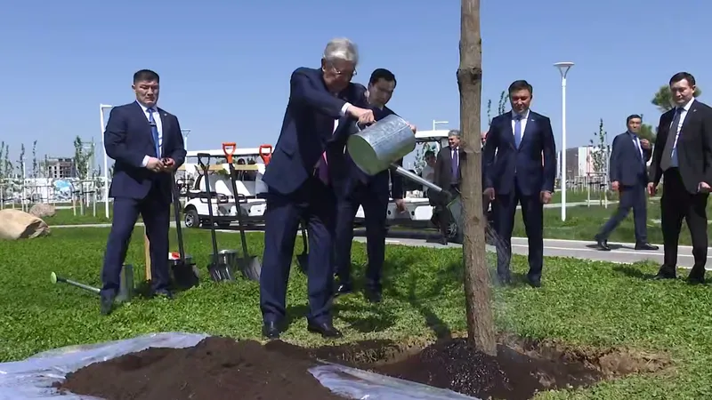 В новом парке Шымкента президент посадил дерево