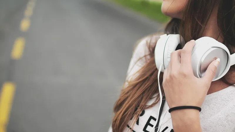 Назван самый опасный вид наушников