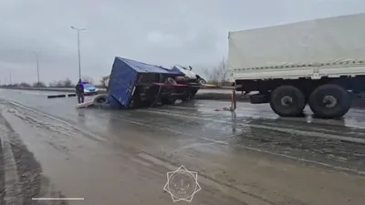 Спасатели помогли грузовику-перевертышу на автодороге "Самара – Шымкент", фото - Новости Zakon.kz от 12.04.2025 09:35