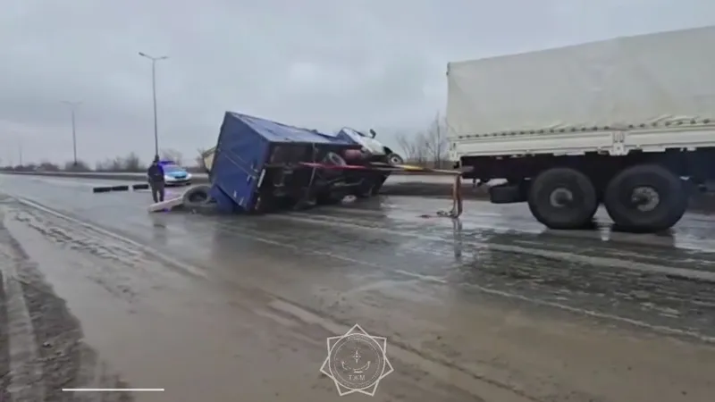 Грузовик перевернулся на трассе в Актюбинской области