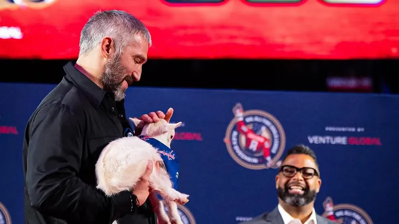 Александру Овечкину подарили козла в честь снайперского рекорда в НХЛ