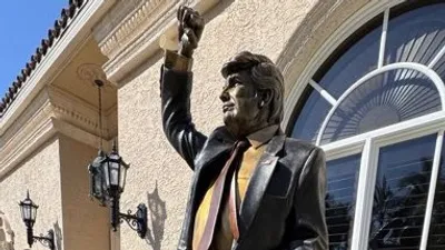 Дональд Трамп презентовал памятник самому себе, посвященный "неповиновению", фото - Новости Zakon.kz от 13.04.2025 05:15