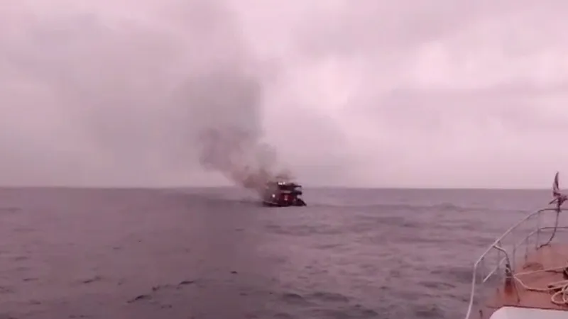 Теплоход с туристами загорелся в Таиланде в 25 километрах от берега