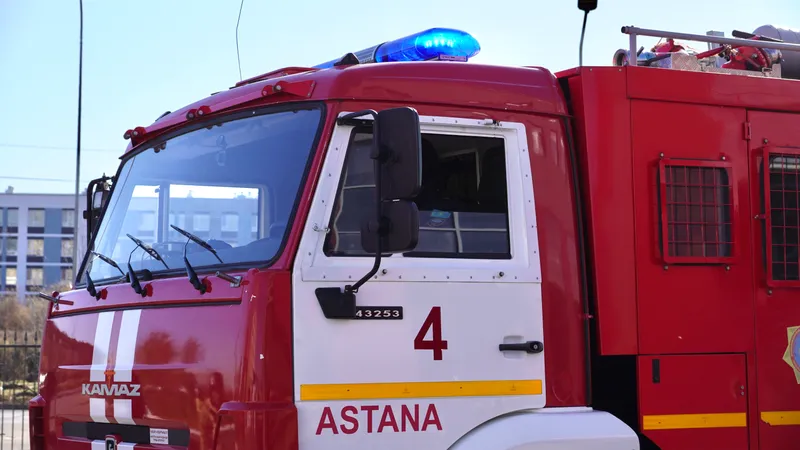 Пожар разгорелся в высотке Астаны: спасены дети
