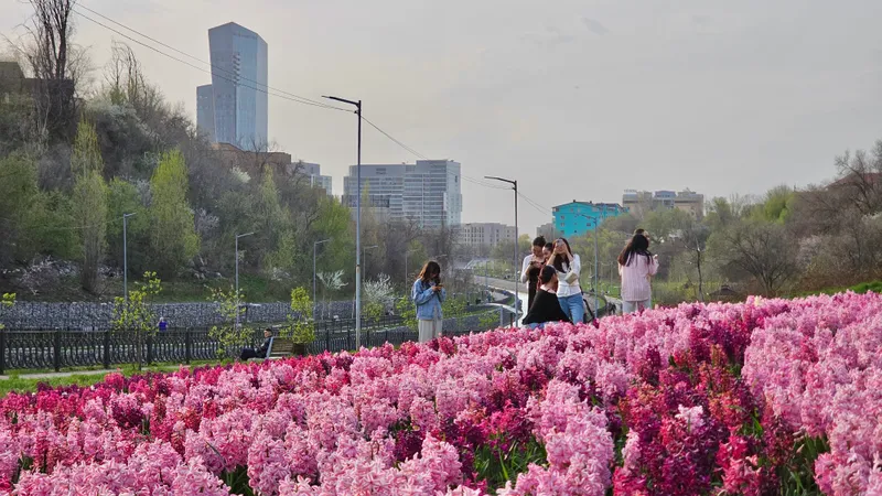 8 Марта в Алматы: опубликовано расписание праздничных концертов и встреч