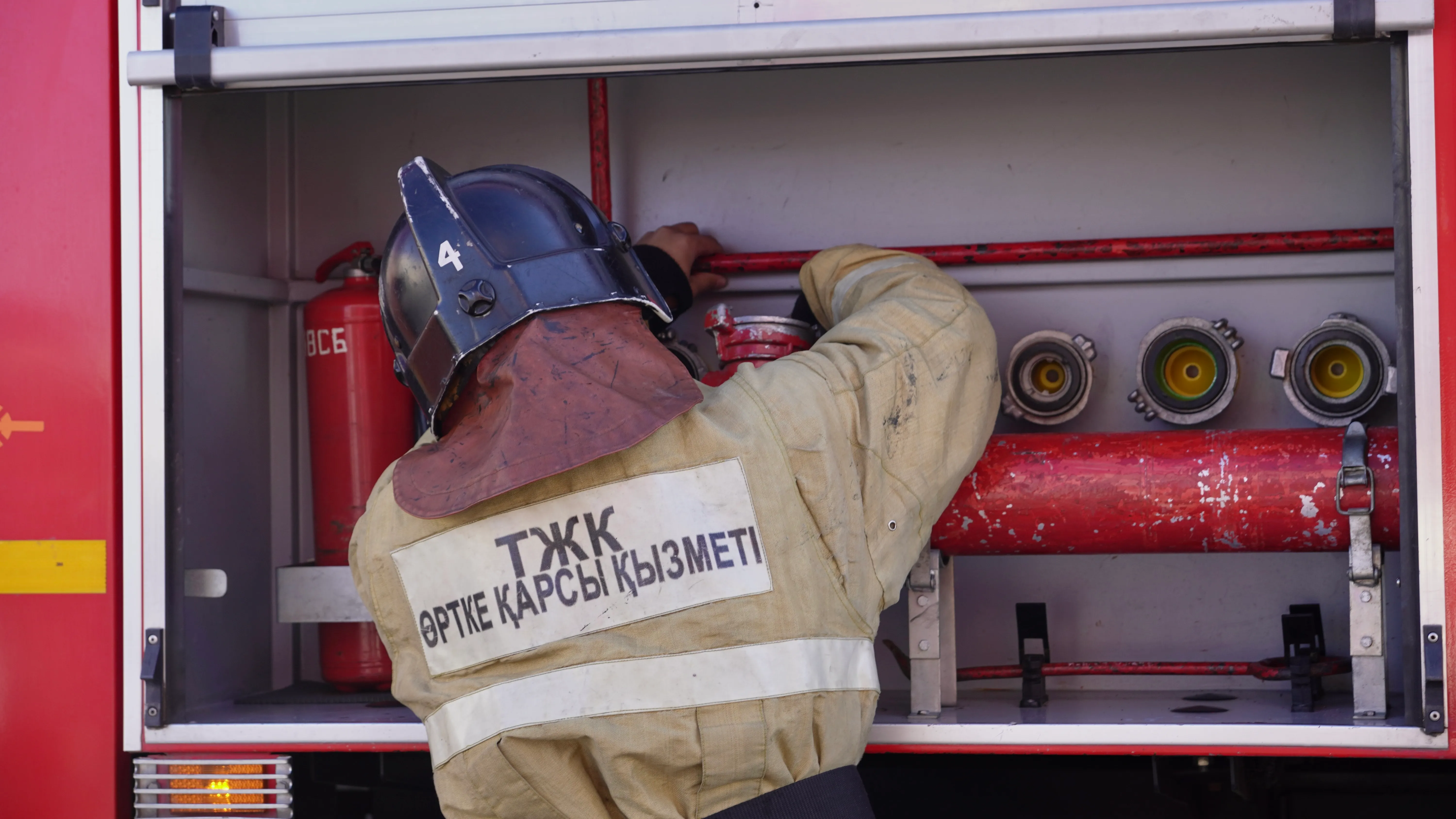 Догги стиліндегі қысқа юбкадағы қыз