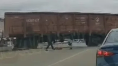 женщина пыталась проскочить под стоящим товарным поездом, фото - Новости Zakon.kz от 14.04.2025 21:50
