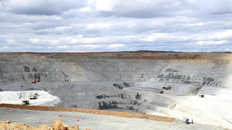 Изменил русло реки и добывал золото: казахстанцу за 10 тысяч долларов обещали смягчить меру пресечения