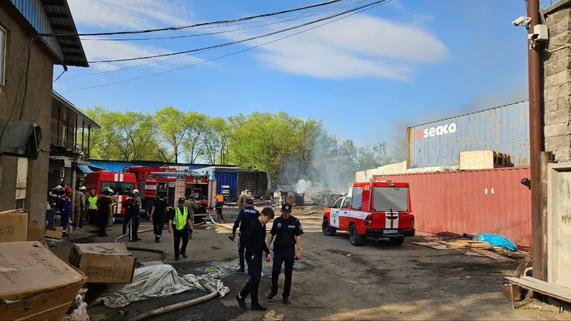 Столб черного дыма над городом: склад вспыхнул в Алматы