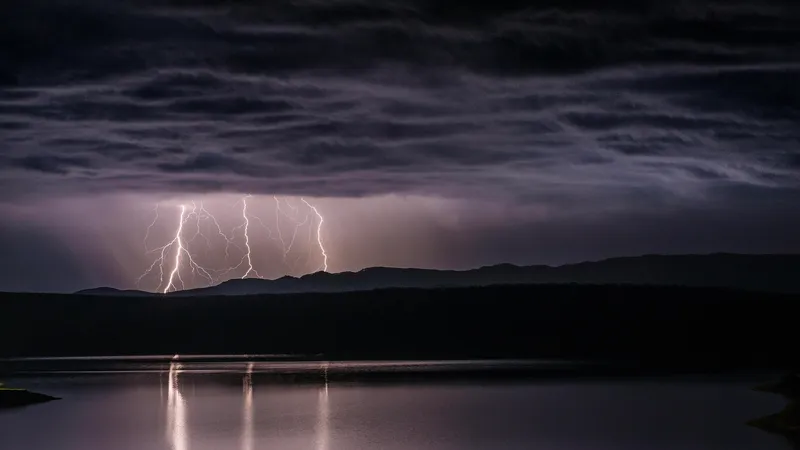 Қазақстанға найзағай мен бұршақ жауатын циклон жақындап келеді