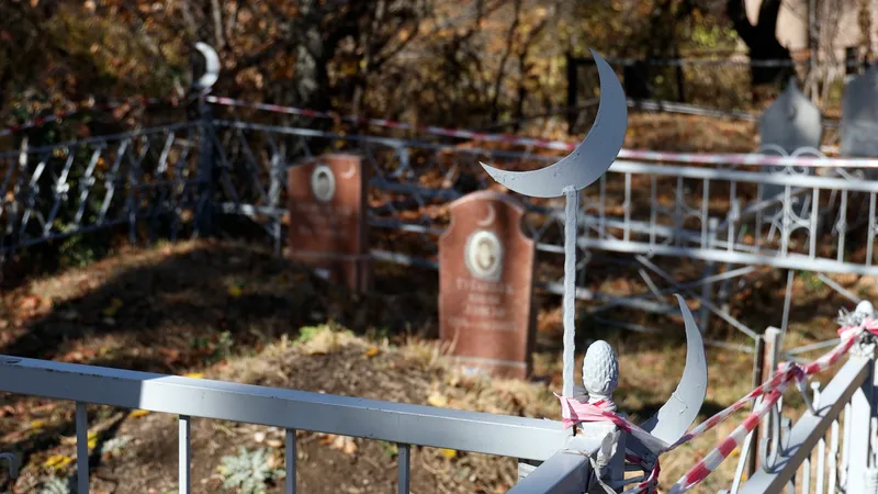 В Атырауской области задержали "разворотивших" кладбище школьников