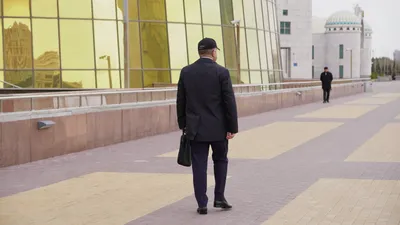 Госслужба, портфель, дипломат, государственная служба, госслужащие , фото - Новости Zakon.kz от 24.12.2025 14:04