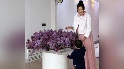 Ерке Есмахан прилетело от хейтеров за видео с сыном и огромным букетом сирени, фото - Новости Zakon.kz от 16.04.2025 15:15