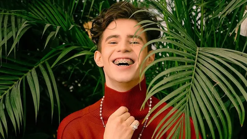 Михаил Шайдоров предстал перед фанатами в гламурном образе