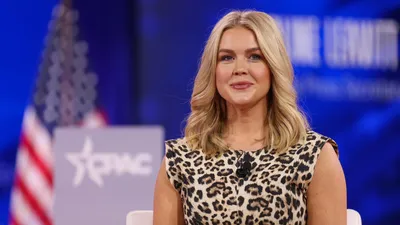 Кэролайн Ливитт высмеяли за платье китайского производства, фото - Новости Zakon.kz от 19.04.2025 08:05