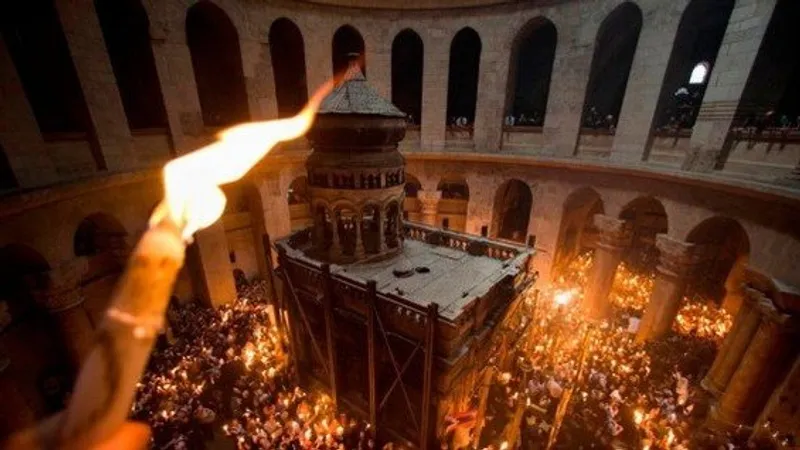 В храме Гроба Господня сошел Благодатный огонь