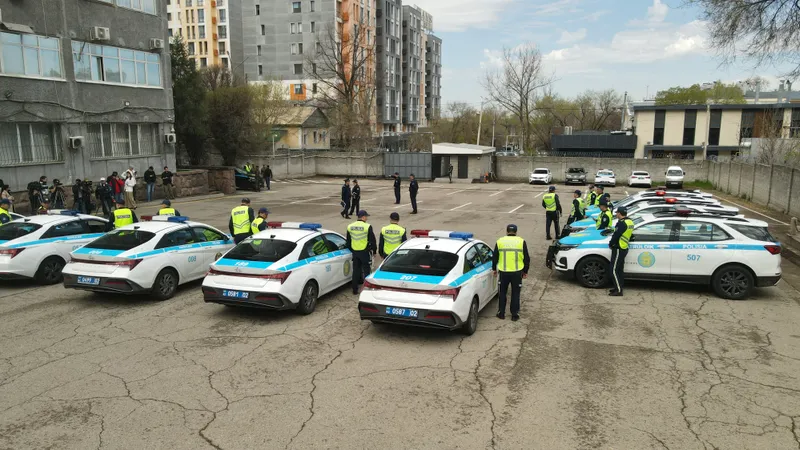 Машины полиции, полицейские автомобили, полиция, патрульные машины