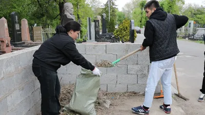 На Центральном кладбище Алматы, фото - Новости Zakon.kz от 28.04.2025 14:24