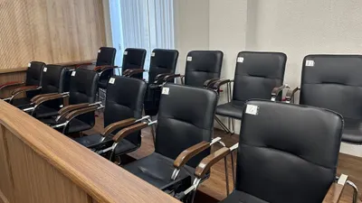 Зал суда, стулья для присяжных, фото - Новости Zakon.kz от 24.04.2025 15:00