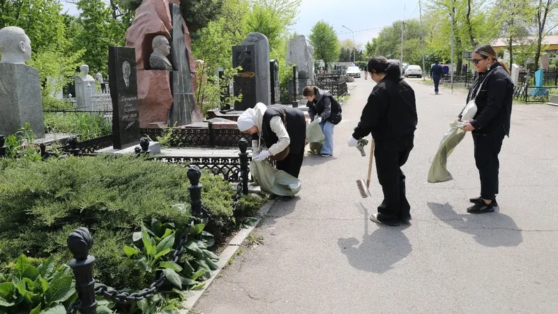 На Центральном кладбище Алматы, фото - Новости Zakon.kz от 24.04.2025 17:01